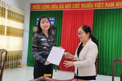 Chi bộ trường TH Long Mai họp trao QĐ Đảng viên chính thức cho đ/c Võ Hồng Đoan, kỳ vọng rằng: Chi bộ ngày càng lớn mạnh và hoàn thành tốt mọi nhiệm vụ được giao