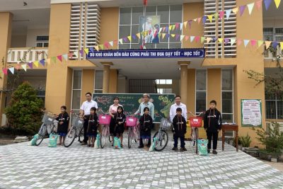 Các cấp Chính quyền và mạnh thường quân tặng quà cho HS có hoàn cảnh khó khăn đón Tết 2024