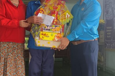 CĐCS và tập thể CBGV trường TH Long Mai thăm Tết đoàn viên khó khăn